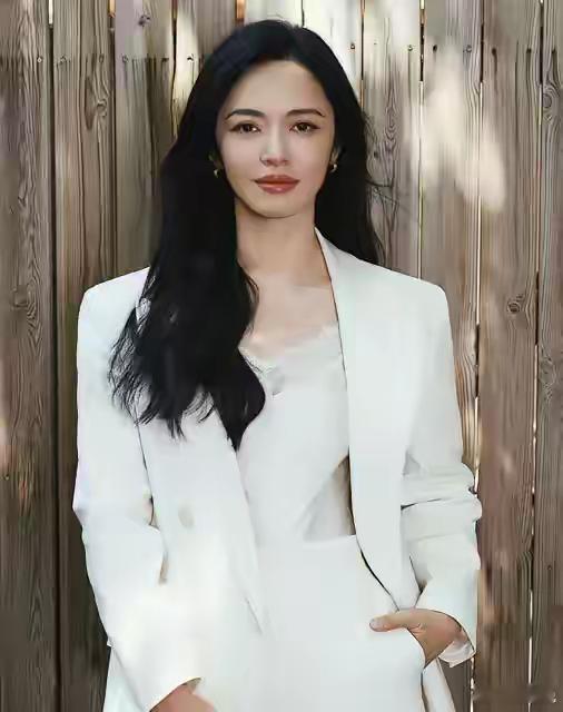 姚晨和曹郁官宣离婚后。她的第一段感情又被挖出来了。当初姚晨和凌潇肃离婚不久，凌潇