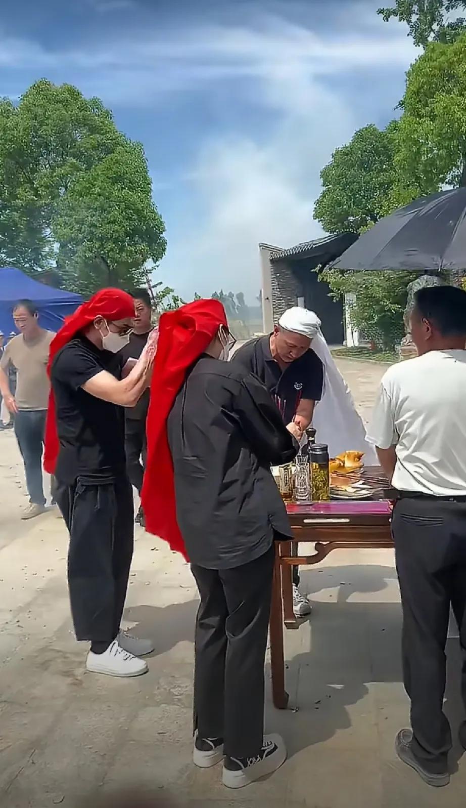 看来是我见识短浅了，第一次见到奔丧有戴红色孝帽的《五十公里桃花坞》这节目是