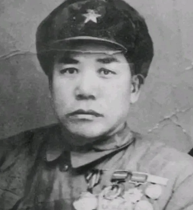 1950年9月，新中国第一届全国战斗英雄代表大会上，毛主席忽然开心大声地对着一位