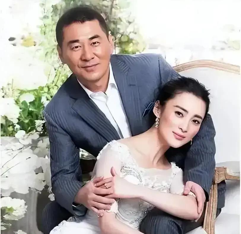 导演喊“卡”后，蒋勤勤没松手。她盯着陈建斌：“刚才，是借位。”200