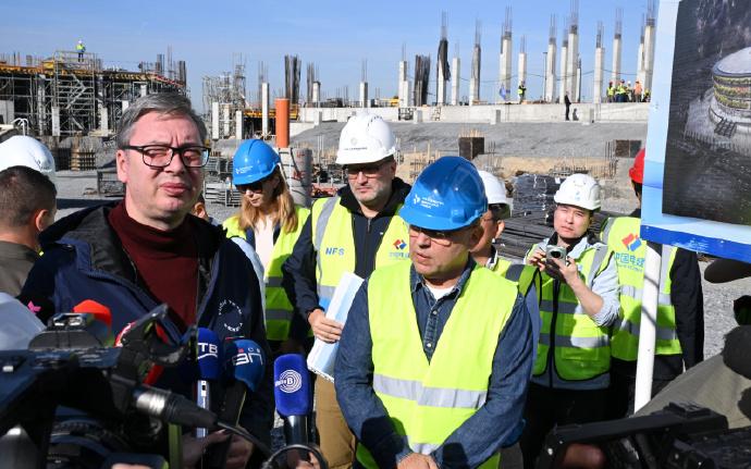 武契奇穿布鞋到工地察看！11月2日，塞尔维亚总统武契奇去一个工地视察进度，引起