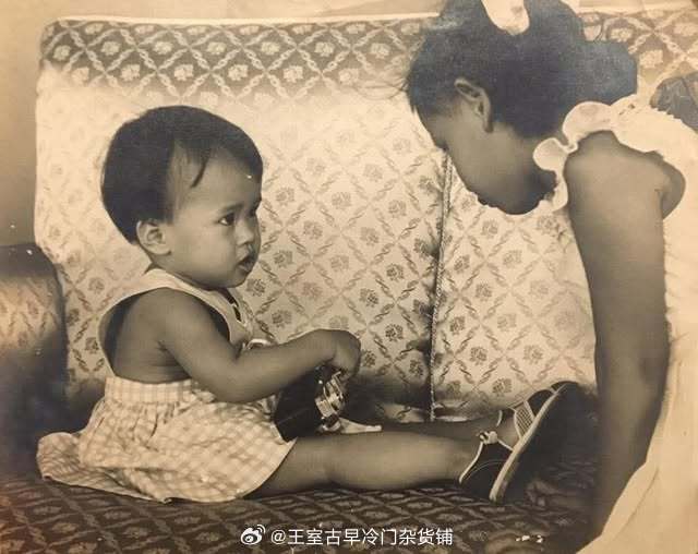 王室王室泰国王室暹罗往事老照片：乌大生日，暹罗瓜路发了一张珍贵的合影：左边是乌