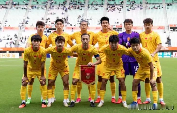 这支U23国足不光成绩涨了，颜值也集体在线。李昊身材高大，浓眉深目，站在门前自带