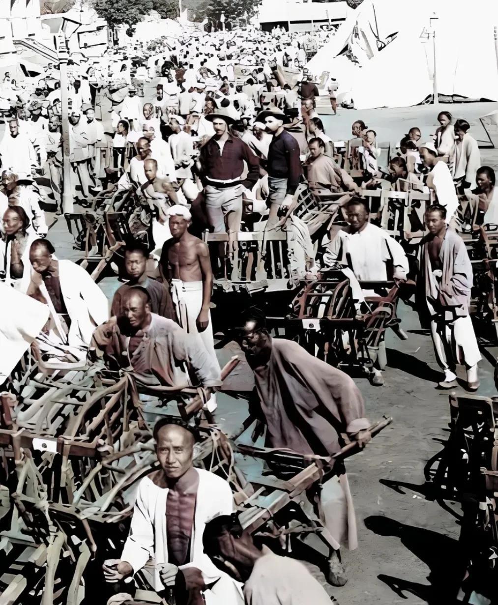 1900年，八国联军侵略北京时，当地推“鸡公车”的苦力蜂涌而至，他们不是抵抗外国