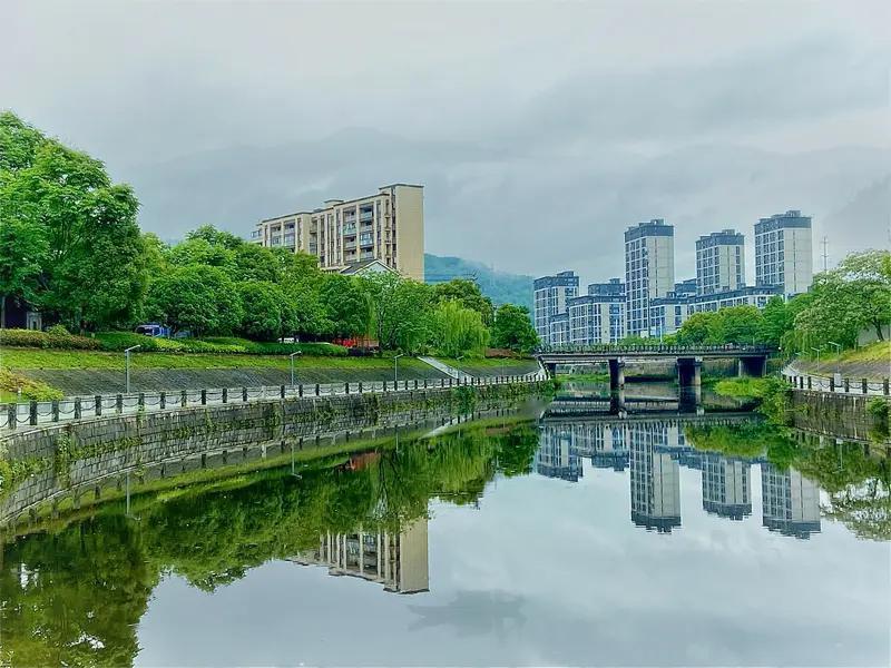 上联：风吹雾散青山秀，下联如何对雨过天晴碧水柔。