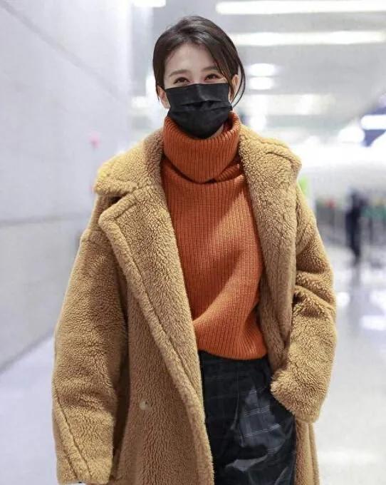 乔欣的冬日氛围感穿搭，直接抄作业！✅经典泰迪熊大衣上身，软糯又保暖，搭配焦