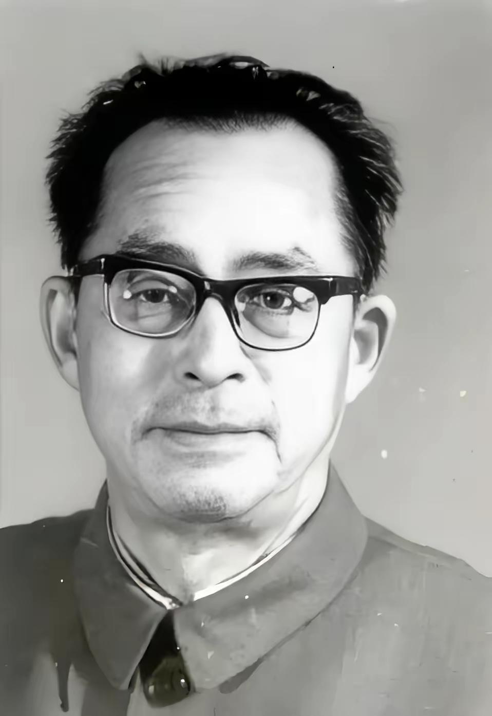 1949年，江苏宜兴一处临时战俘营里，被俘的国民党副师长李唯平突然认出了我军团长