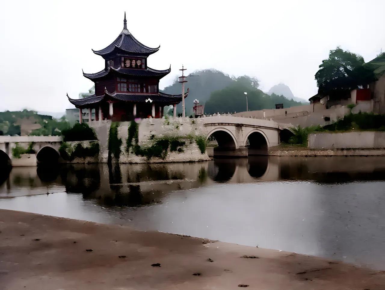 大家还记得八十年代的贵阳第一楼吗当时贵阳河滨公园边上的甲秀楼现在大家喊甲秀楼