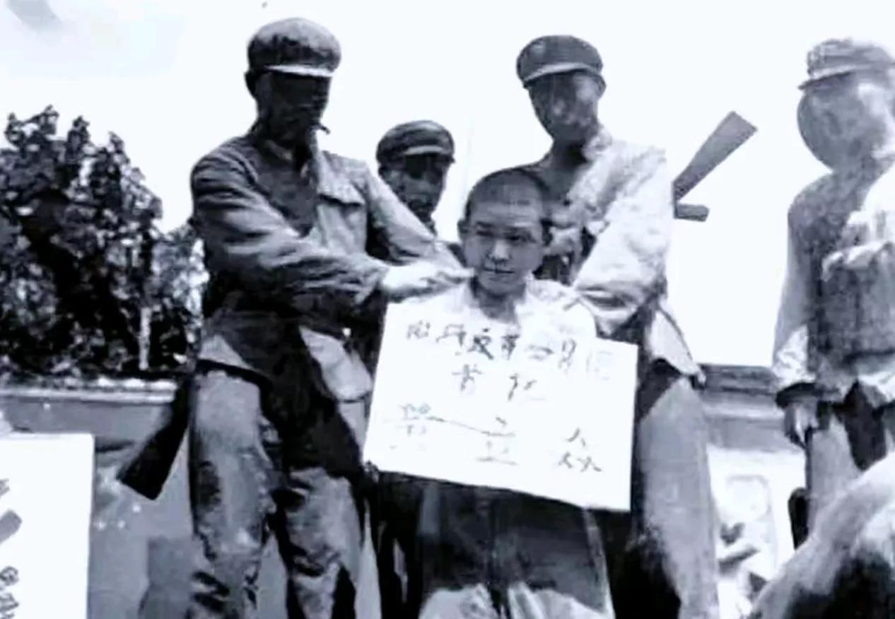 1956年，安徽无为县的黄立众踏进北大校门时，整个村子都沸腾了。这个靠给地主家