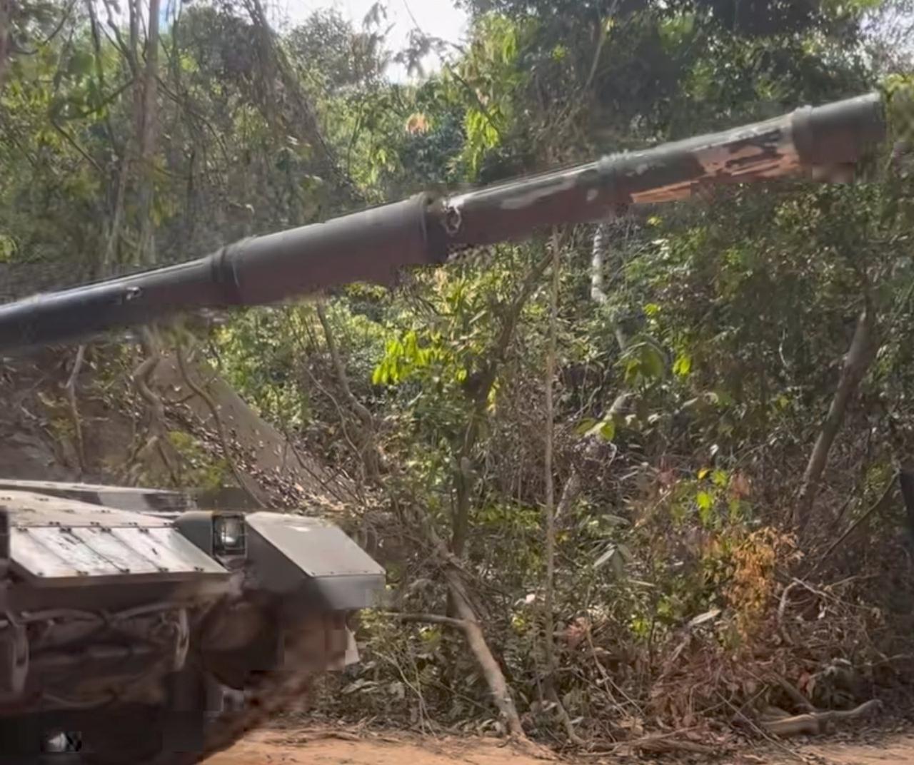 被柬军击伤炮管的泰军VT4主战坦克，炮管没断但被破片打出了多个弹痕，但看样子炮管