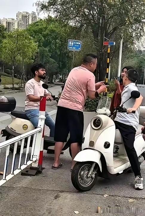 4月16日，柳州街头，一名老外骑电瓶车故意别车，还用英语骂人，以为别人听不懂。哪