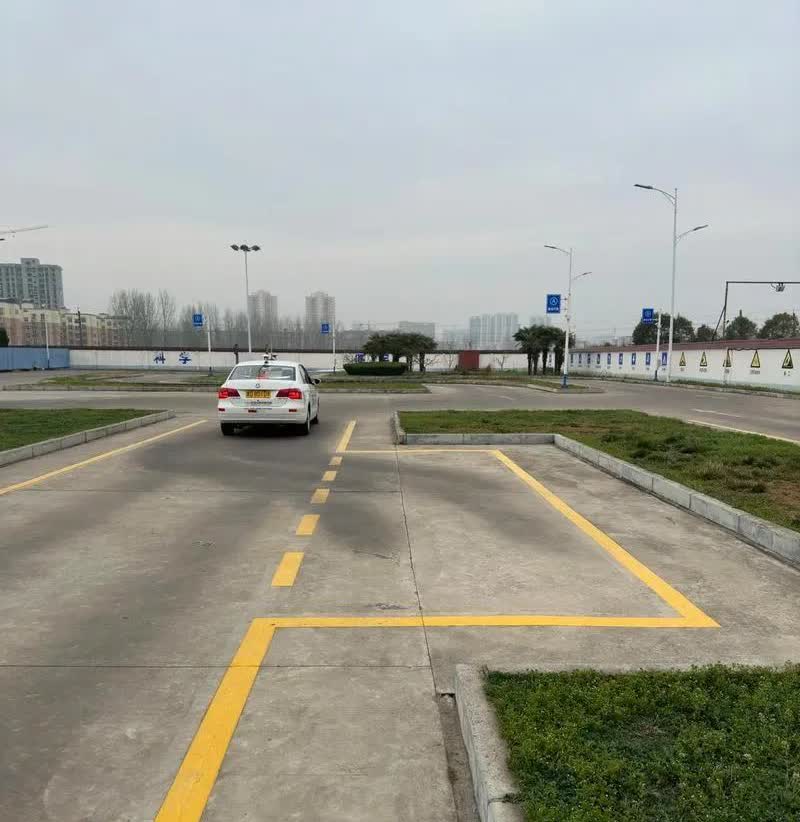 今天儿子报驾校C1，2680元，包含40课时，首次科目二，科目三的模