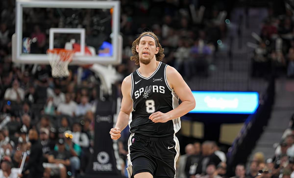 骑士这波操作，不是补强，是直接换了个活法。据ESPN名记Shams报道，库明加团