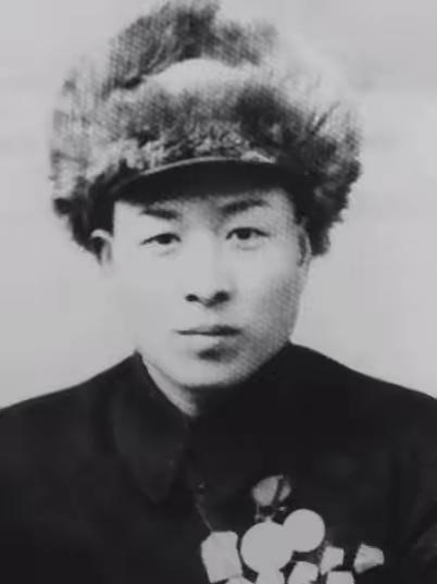 年仅19岁战士郑希，仅有三发子弹直面八名日寇，结局看哭无数人一个战士撞见八个