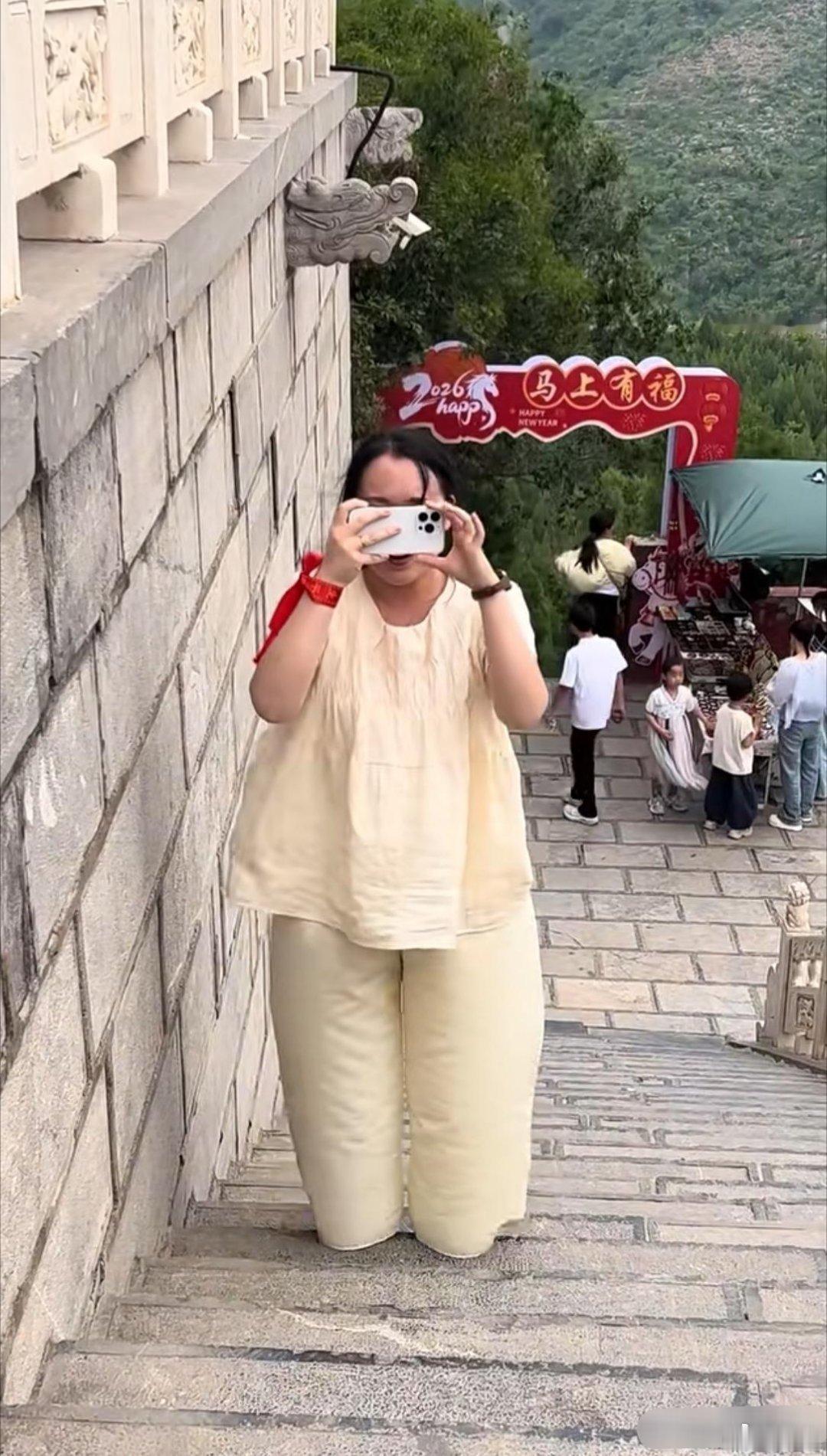 千万不要穿宽松的衣裤出去旅游！