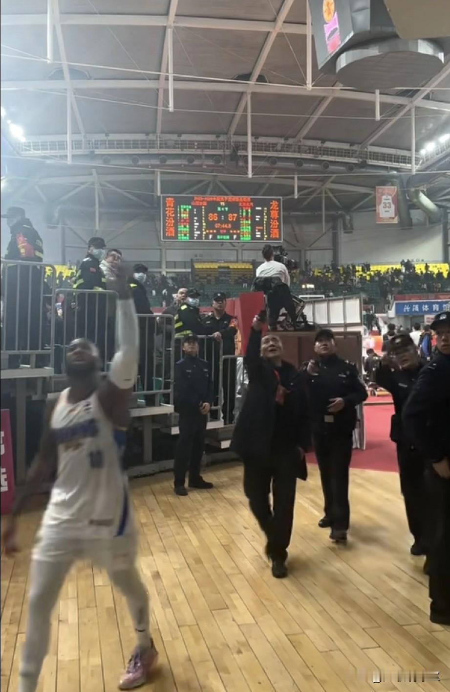输球又输人！山西主场1分惜败北京，赛后球员退场时，北京队多名球员在通道遭到山西