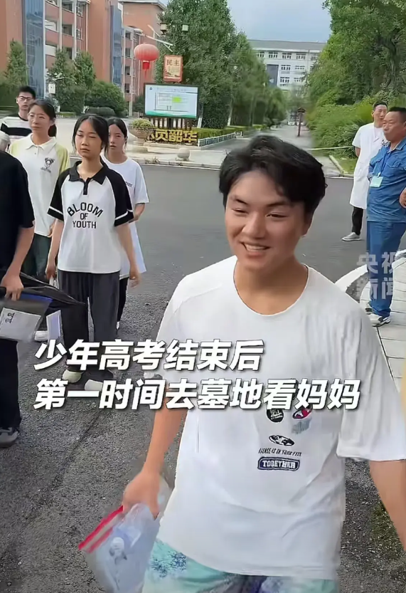 一夜醒来，江西上饶的高三男孩火了！别的考生在高考结束后，第一时间投入爸妈的怀抱
