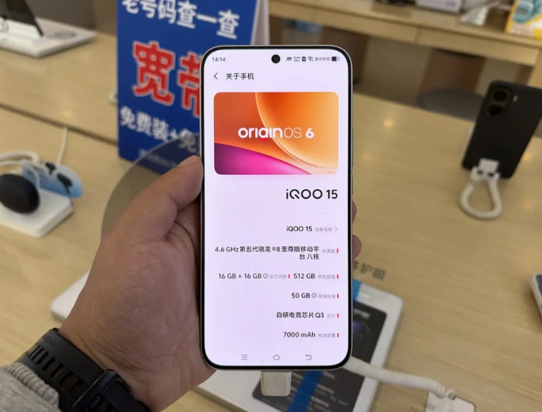 也是见到iQOO15的真机了，听劝后这一代产品卖的还不错。去店里看了一眼i