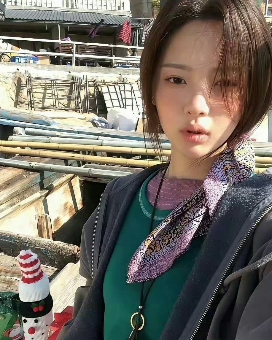 杨超越居然把这么丑的衣服穿出了一种古着感，果然美女就是批麻袋都能出片的