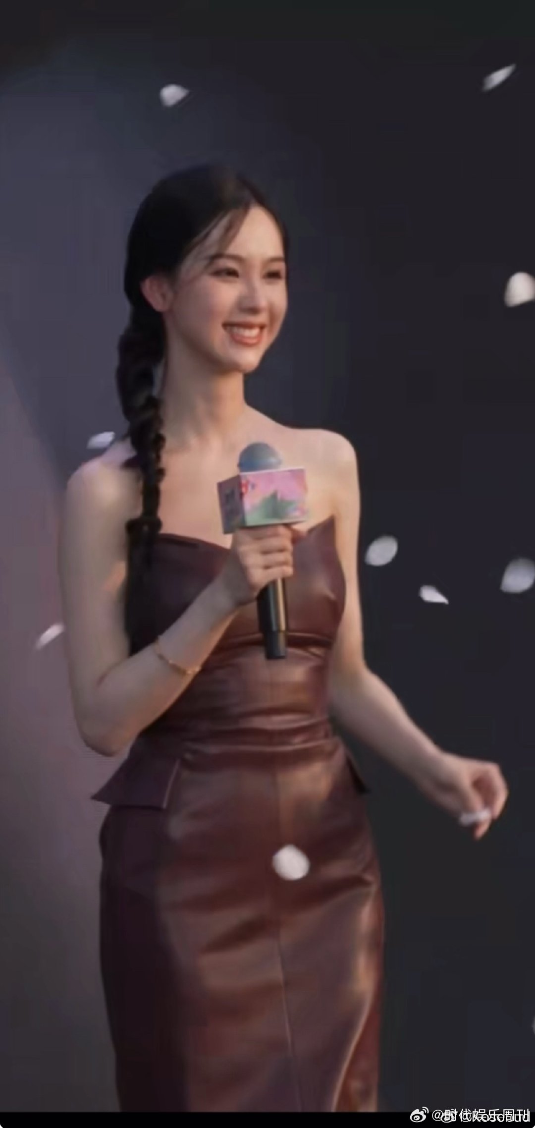 陈都灵被踩裙子一直说没关系 陈都灵被踩裙子还能保持优雅，一直说没关系，这是刻在骨