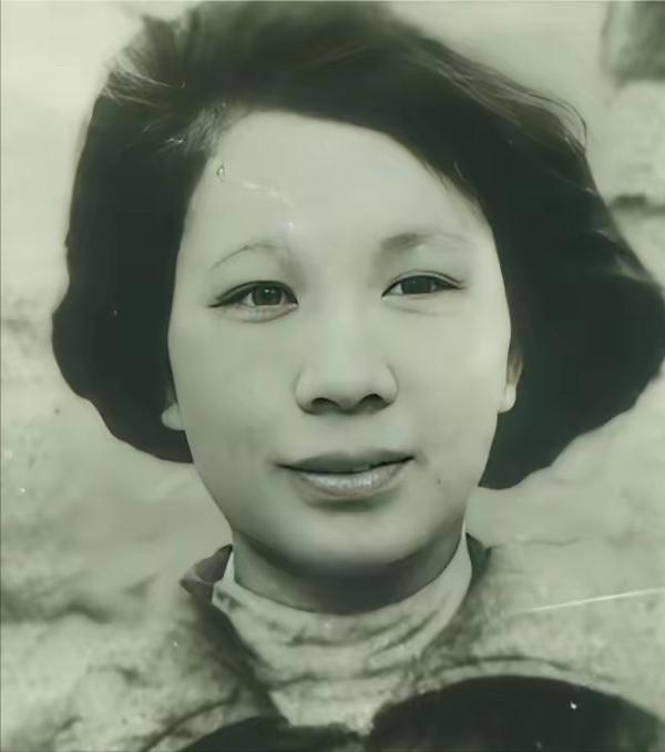 1949年,渣滓洞大屠杀中,盛国玉在枪响前倒地装死,不久,特务进来补枪,谁料,他