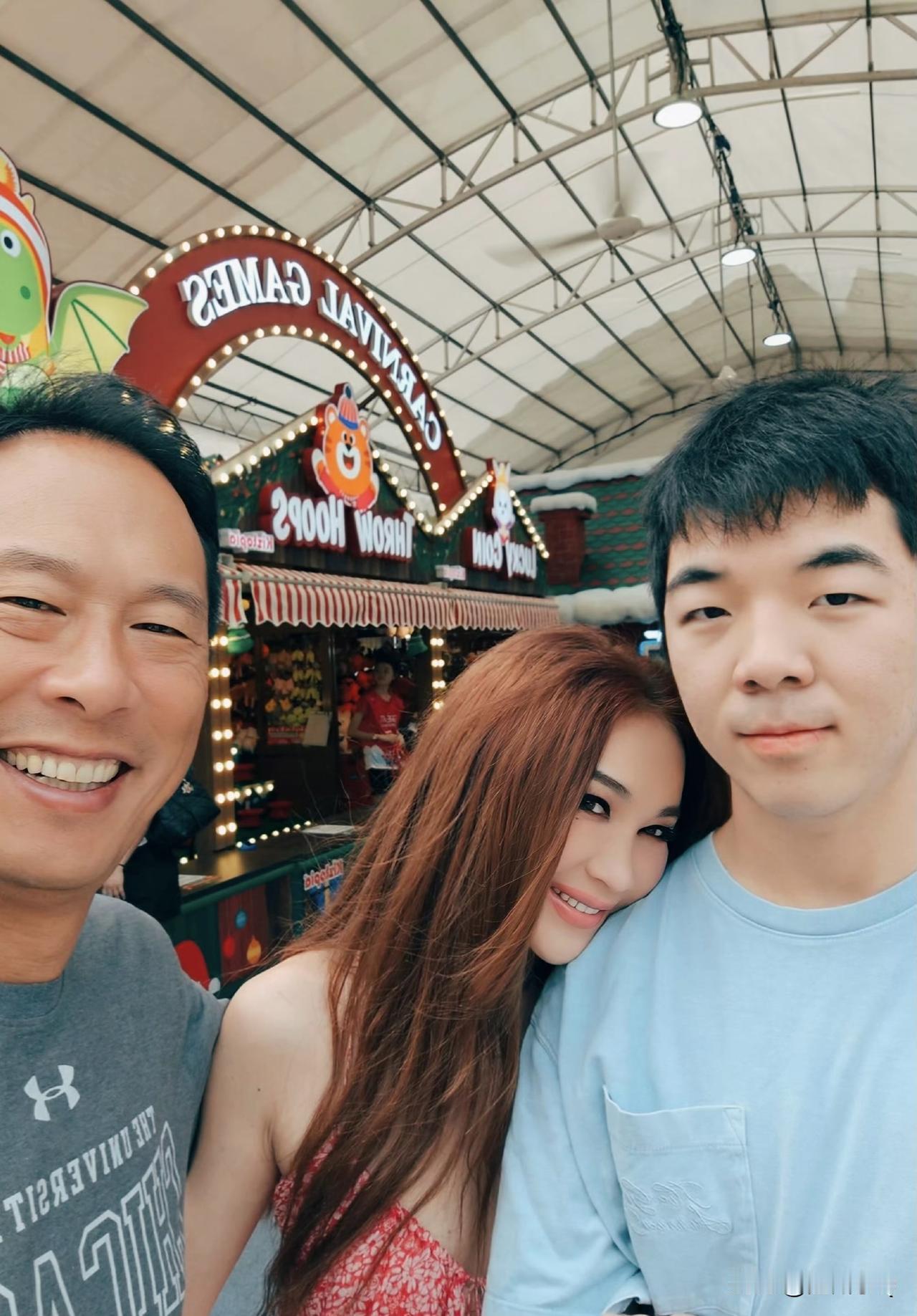 终于想起来温碧霞的养子像谁了，巨像马思纯的姨夫顾长卫导演。温碧霞和丈夫何祖光