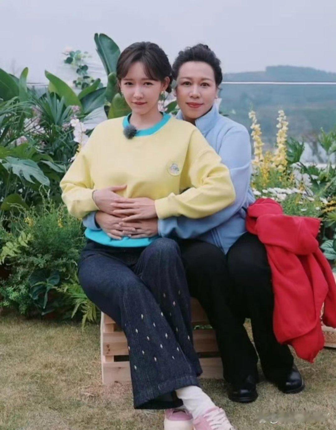 程潇母女小时候VS现在，连衣服裤子都一样！
