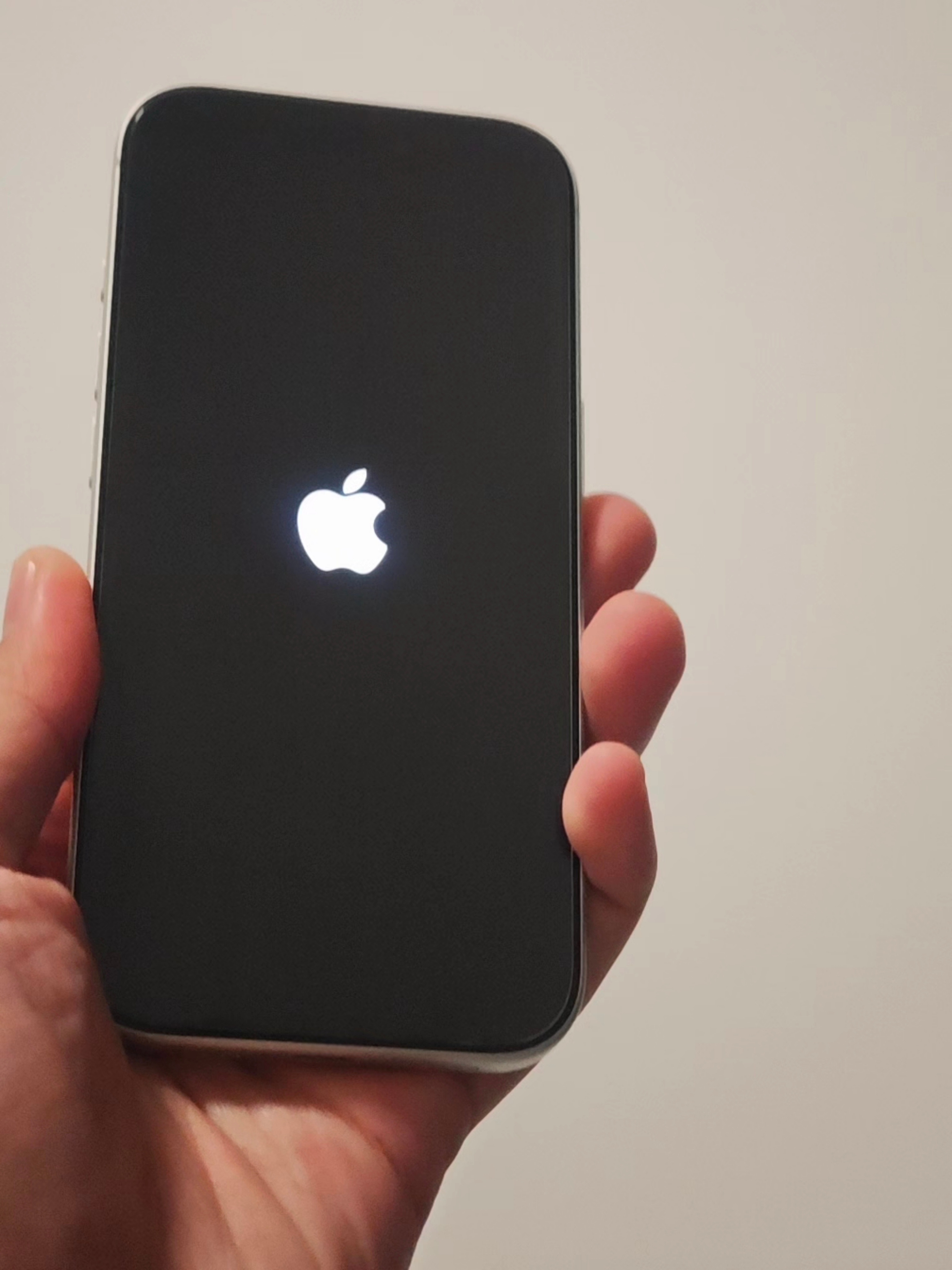 欧哥的iPhone17Pro，卡Bug死机重启了！这是真iOS，有那味儿了
