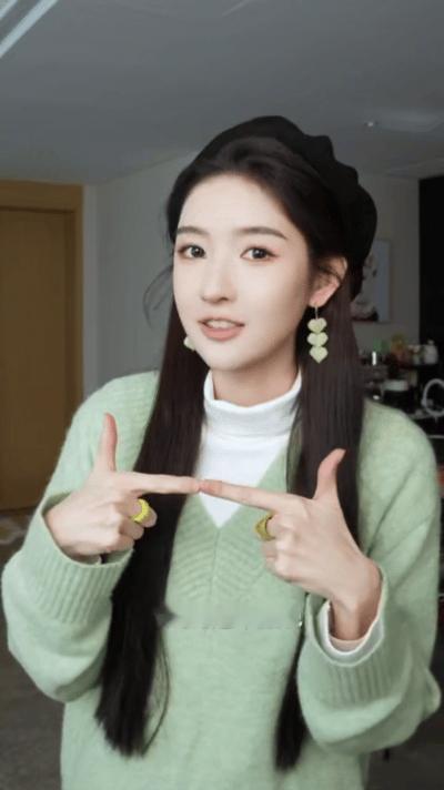 王玉雯提车vlog王玉雯买的第一辆车王玉雯今日温柔风ootd直接杀疯了！淡绿色针