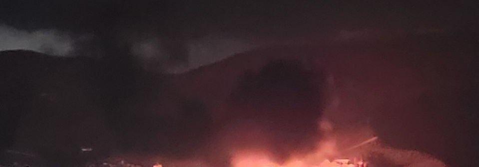 夜间，乌军自杀式无人机袭击了俄罗斯新罗西斯克的谢斯哈里斯转运站，导致一座油库受损