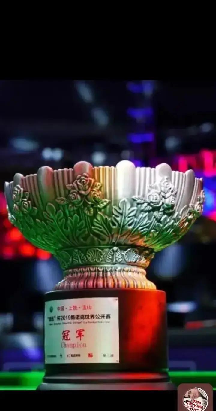 张安达的球杆刚碰到母球，计时器一下就归零了。这可不是路边台球，是今年斯诺克单局限