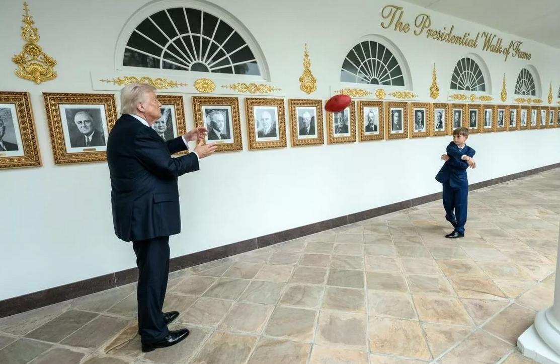 有英国媒体报道，特朗普在一段摄录于白宫的视频中，与小孙子在一起时出现了明显的一瘸