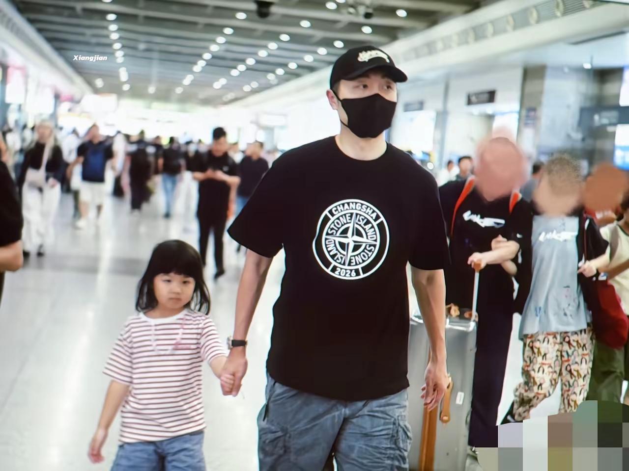 许昕返回上海，女儿接机，上演温馨一幕，让人感动又羡慕！许昕和马龙夺冠后，许昕没
