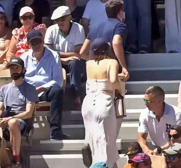 原来欧美人输不起啊郑钦文赛点，一对欧美情侣输不起，悍然选择离场干扰郑钦文发球。