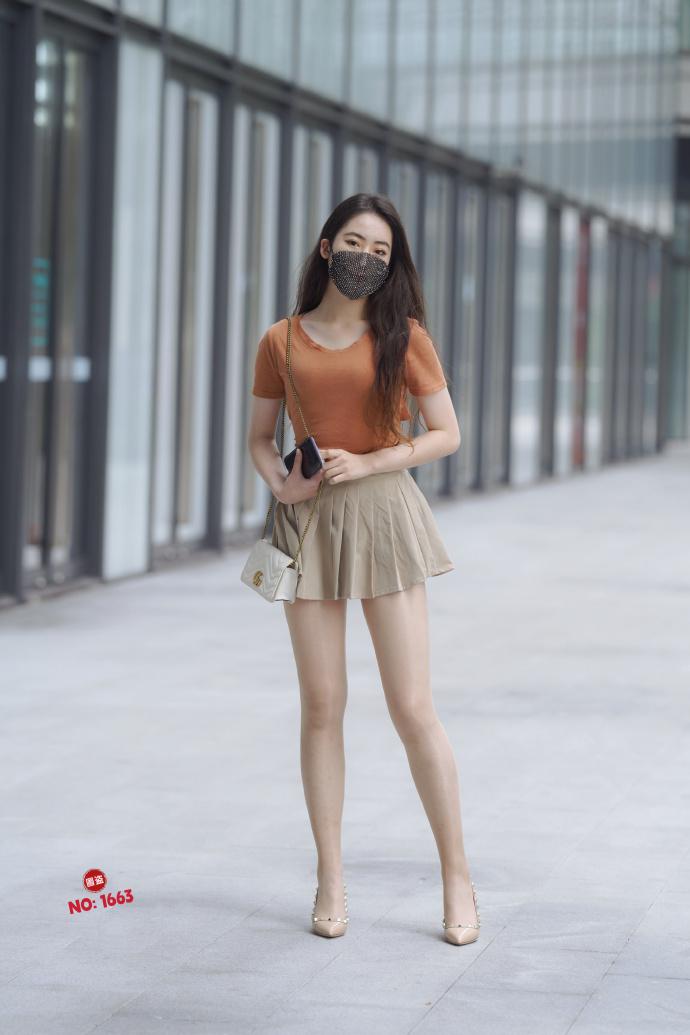 小姐姐的肉丝竟然能反光！街拍肉丝裤袜时尚穿搭高清美女时尚穿搭