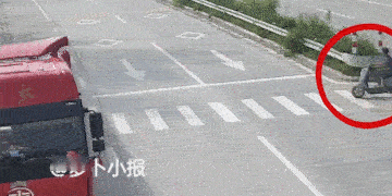 “我就不信你敢撞我。”这是一段交通安全警示教育视频，斑马线前，小货车压根就没想