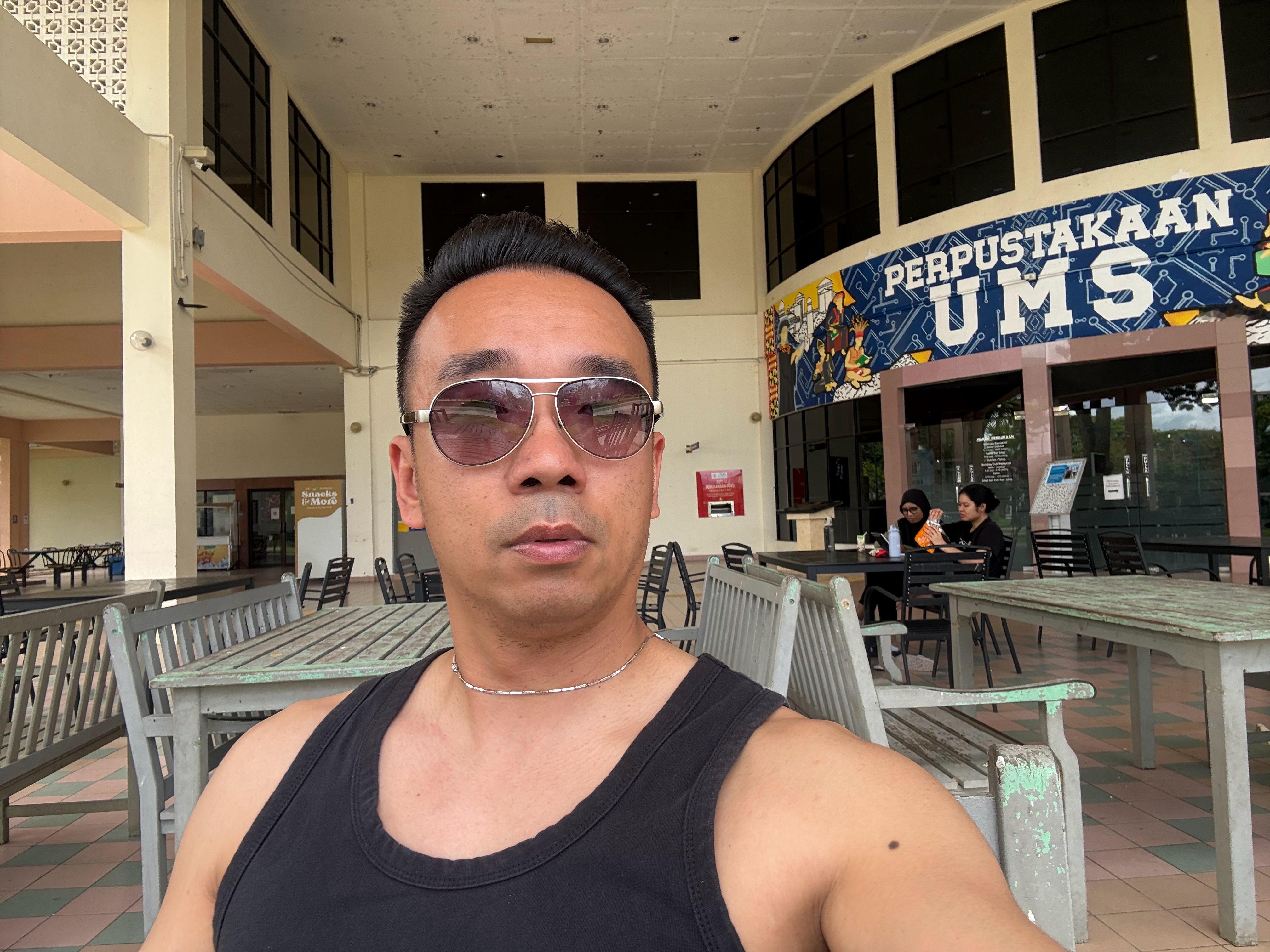 早晨！等女同学一起看看书，交论文。