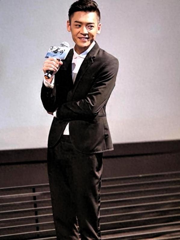 原来王紫逸是巍子的儿子！难怪看他演戏那股劲儿这么眼熟，父子俩都是靠角色说话的主儿