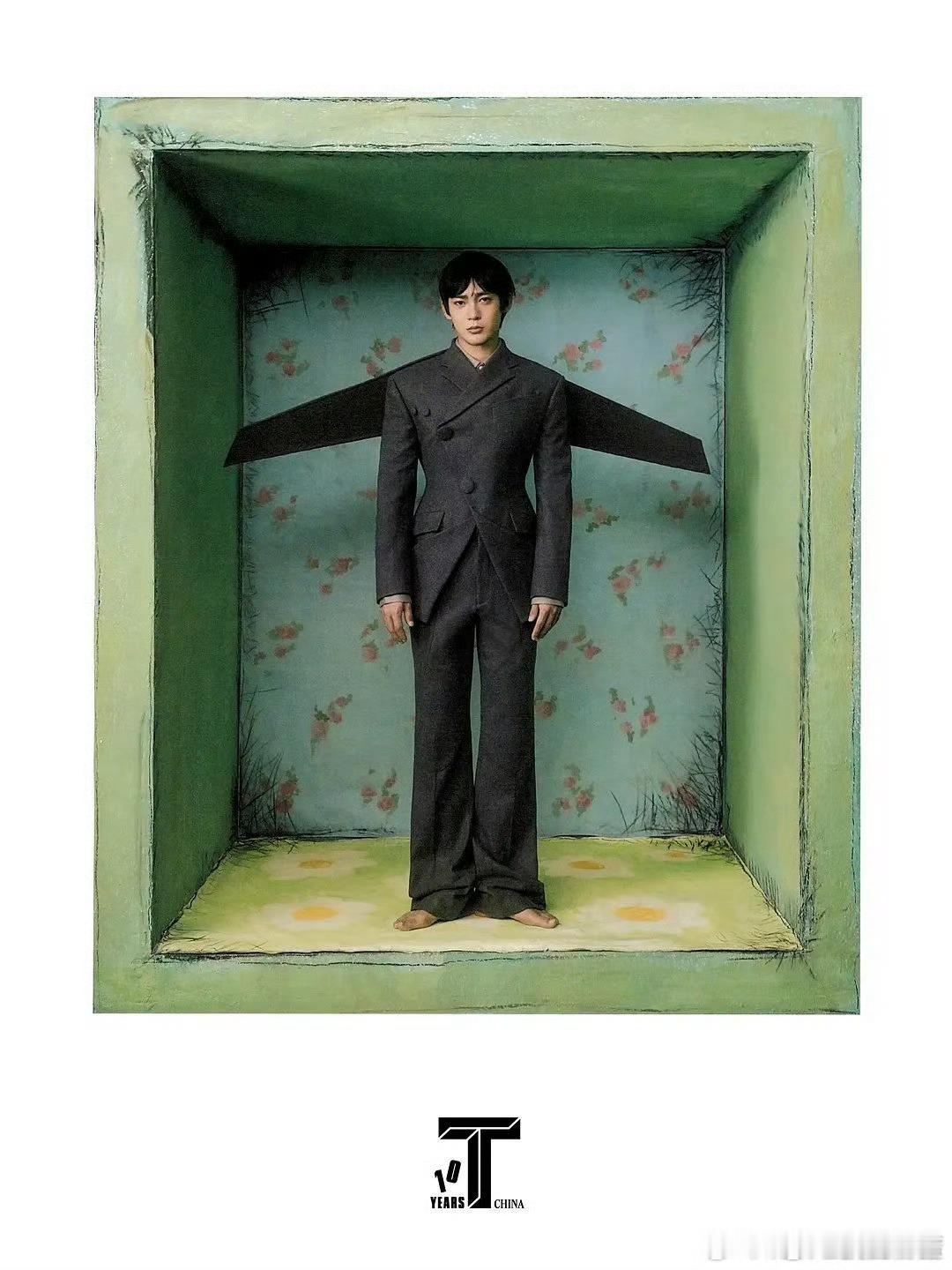 原来于适杂志有一个造型和邓为穿的是同款飞行服，这件衣服该说不说还挺显身材的​​