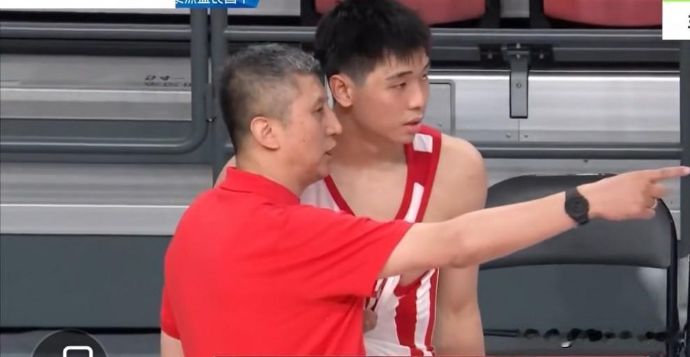 中国男篮82-78战胜塞维尔亚，郭士强用实际行动证明，杜峰的战术体系中锋没有地位