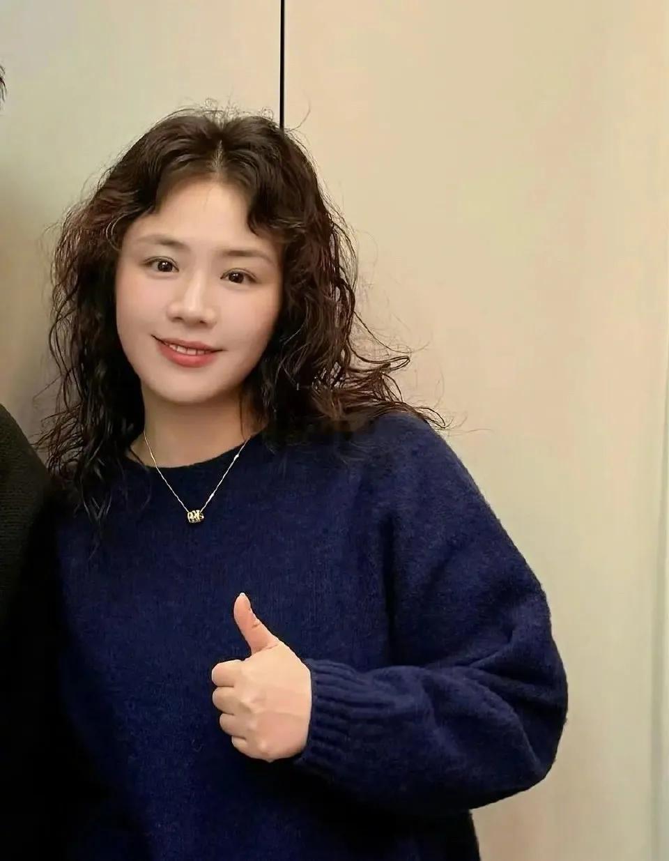 明星烫发也会翻车，马思纯i烫发后的照片，年龄直接大了10岁，看起来超级加“辈”。