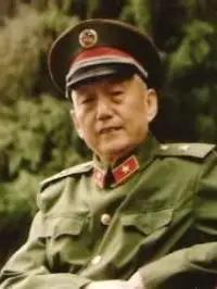 开国少将魏佑铸将军个高清瘦，脸色却红润如玉，眉淡上翘，鼻长且直，目光如炬。晚年白