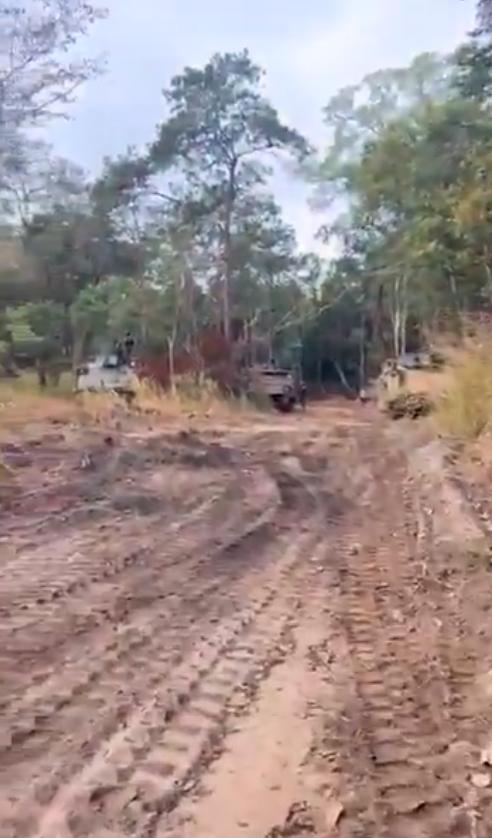 泰国皇家陆军（RTA）一支机械化纵队正在泰柬边境集结，准备进入柬埔寨境内的视频，