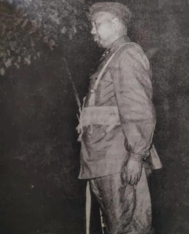 1958年，宁波，许世友上将在站岗，留影，永恒的回忆！1958年，宁波海边