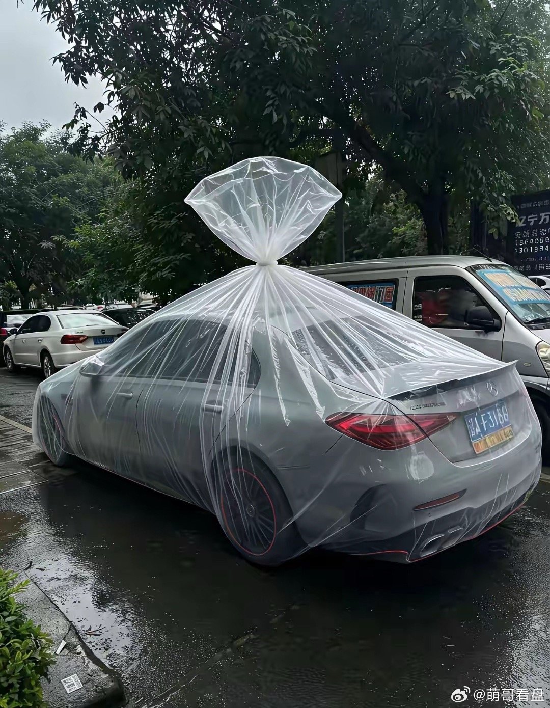沈阳一位大哥，在暴雨里干了件让全网惊呆的事。他掏出了一个巨大的塑料袋，直接就把自