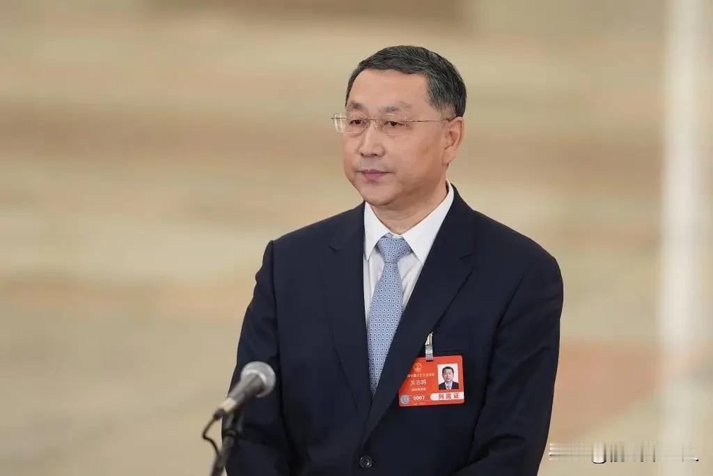 动真格了！56岁的关志鸥刚从自然资源部部长位子上站起来，中央直接把湖北这块九省通