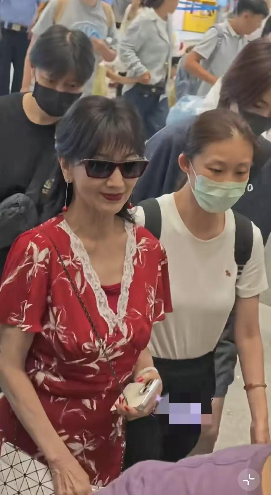 太恐怖了，73岁的赵雅芝，5天飞了3个地方，参加了四个活动！8月11日，赵雅