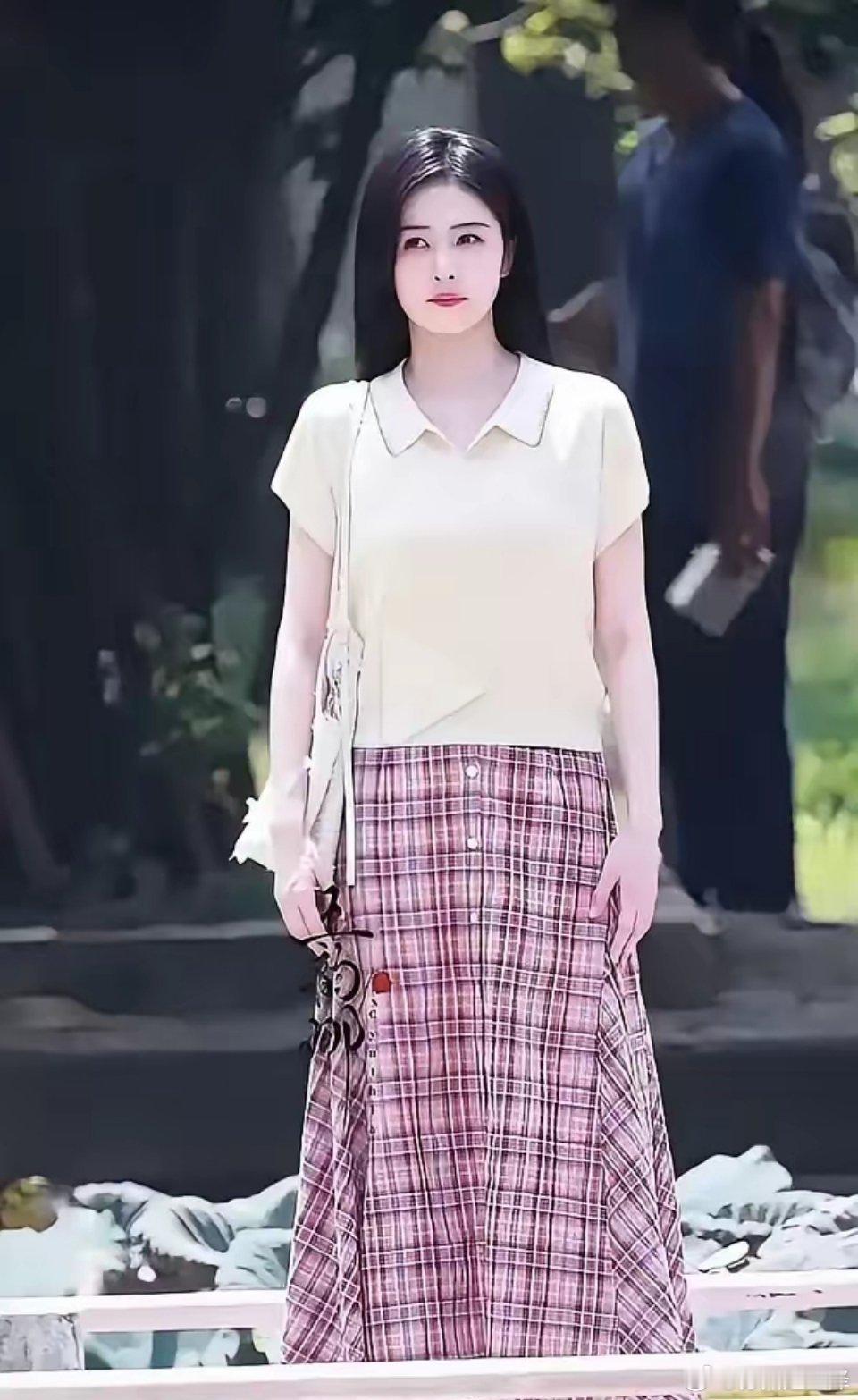 《开到荼蘼》多组女主路透流出后差评不断，白鹿饰演的豪门富家小姐，两套造型完全背离