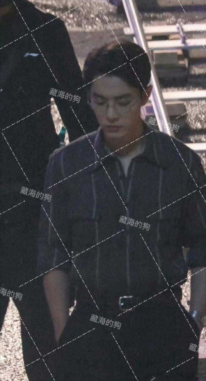 肖战任少白金丝眼镜路透肖战谍报上不封顶金丝眼镜造型路透肖战金丝眼镜造型鲨疯了！