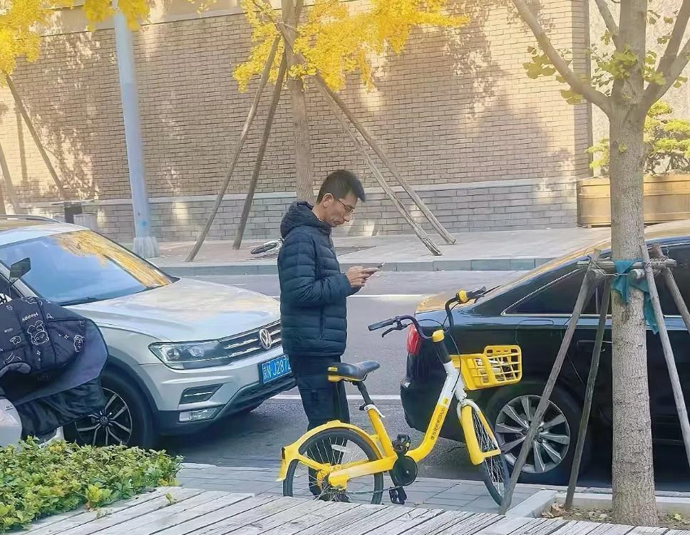 孙东旭走了，董宇辉火了。这事儿背后藏着直播电商的变局。以前拼销量，现在拼人设